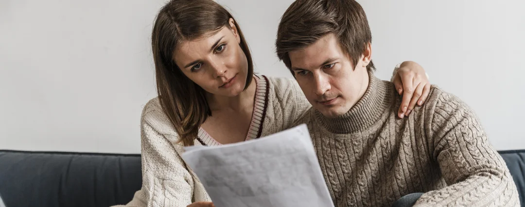 Pareja revisando el contrato de alquiler